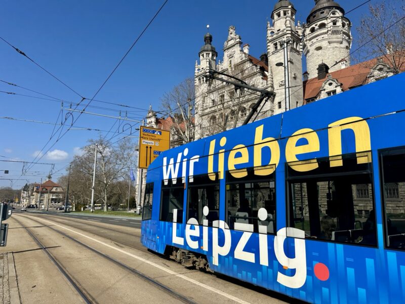 Haftbefehl statt Fahrschein: Warum die LVB trotz Stadtrats-Nein auf Anzeigen setzt 1 Rathaus LVB Leipzig