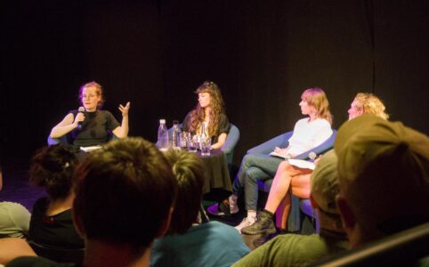 Between the lines Solidaritaet im Minenfeld